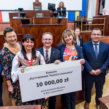 Wręczone czeki dla Kół Gospodyń Wiejskich. fot. Tomasz Żak / UMWS
