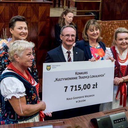 Wręczone czeki dla Kół Gospodyń Wiejskich. fot. Tomasz Żak / UMWS