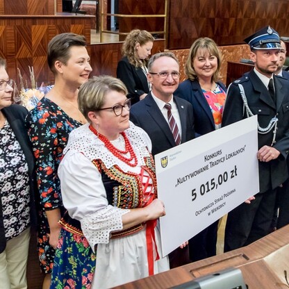 Wręczone czeki dla Kół Gospodyń Wiejskich. fot. Tomasz Żak / UMWS