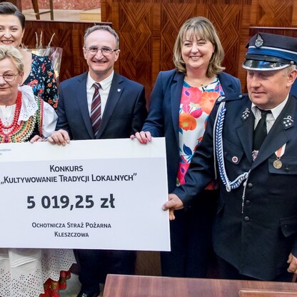 Wręczone czeki dla Kół Gospodyń Wiejskich. fot. Tomasz Żak / UMWS