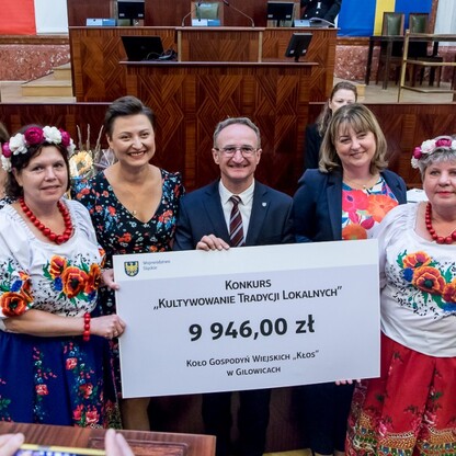 Wręczone czeki dla Kół Gospodyń Wiejskich. fot. Tomasz Żak / UMWS