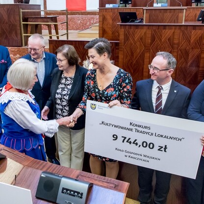 Wręczone czeki dla Kół Gospodyń Wiejskich. fot. Tomasz Żak / UMWS