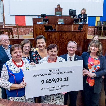 Wręczone czeki dla Kół Gospodyń Wiejskich. fot. Tomasz Żak / UMWS