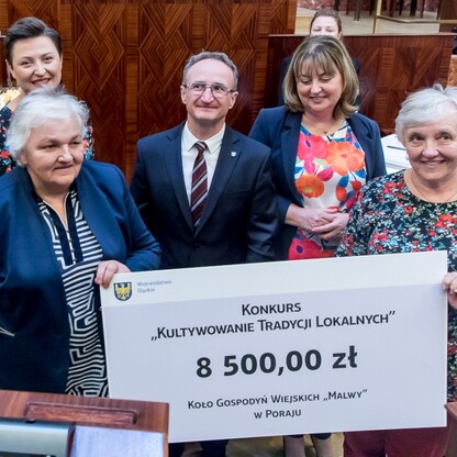 Wręczone czeki dla Kół Gospodyń Wiejskich. fot. Tomasz Żak / UMWS
