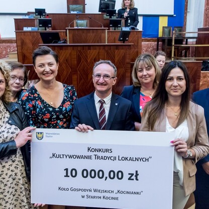 Wręczone czeki dla Kół Gospodyń Wiejskich. fot. Tomasz Żak / UMWS