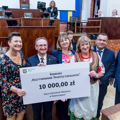 Wręczone czeki dla Kół Gospodyń Wiejskich. fot. Tomasz Żak / UMWS