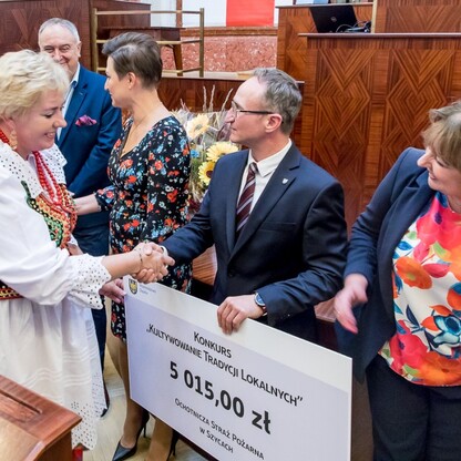 Wręczone czeki dla Kół Gospodyń Wiejskich. fot. Tomasz Żak / UMWS