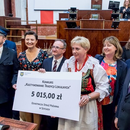 Wręczone czeki dla Kół Gospodyń Wiejskich. fot. Tomasz Żak / UMWS