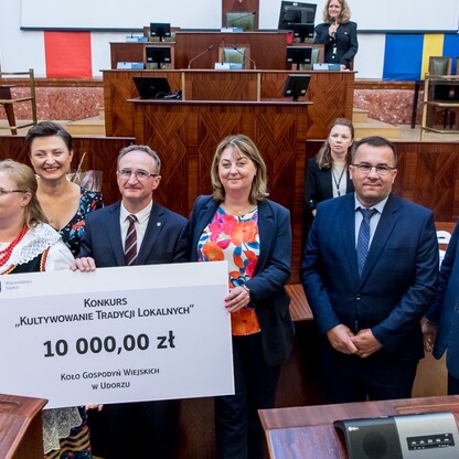 Wręczone czeki dla Kół Gospodyń Wiejskich. fot. Tomasz Żak / UMWS