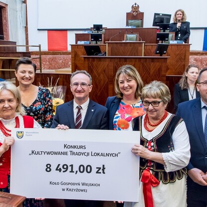 Wręczone czeki dla Kół Gospodyń Wiejskich. fot. Tomasz Żak / UMWS