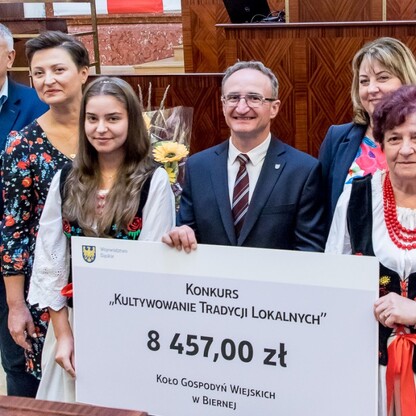 Wręczone czeki dla Kół Gospodyń Wiejskich. fot. Tomasz Żak / UMWS