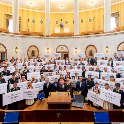 Wręczone czeki dla Kół Gospodyń Wiejskich. fot. Tomasz Żak / UMWS