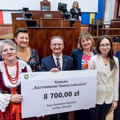 Wręczone czeki dla Kół Gospodyń Wiejskich. fot. Tomasz Żak / UMWS