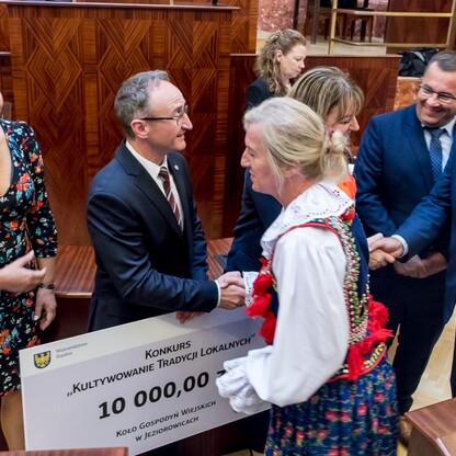 Wręczone czeki dla Kół Gospodyń Wiejskich. fot. Tomasz Żak / UMWS