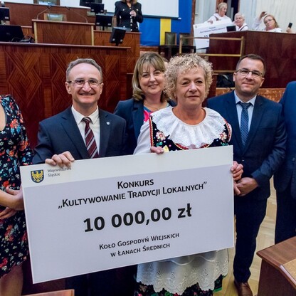 Wręczone czeki dla Kół Gospodyń Wiejskich. fot. Tomasz Żak / UMWS