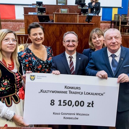 Wręczone czeki dla Kół Gospodyń Wiejskich. fot. Tomasz Żak / UMWS