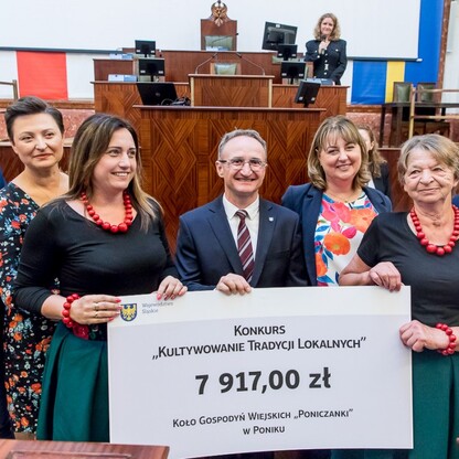 Wręczone czeki dla Kół Gospodyń Wiejskich. fot. Tomasz Żak / UMWS