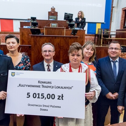 Wręczone czeki dla Kół Gospodyń Wiejskich. fot. Tomasz Żak / UMWS