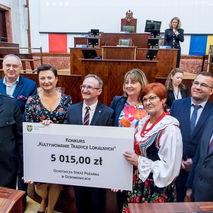 Wręczone czeki dla Kół Gospodyń Wiejskich. fot. Tomasz Żak / UMWS