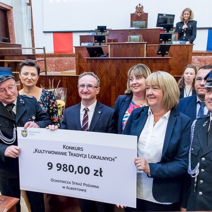 Wręczone czeki dla Kół Gospodyń Wiejskich. fot. Tomasz Żak / UMWS