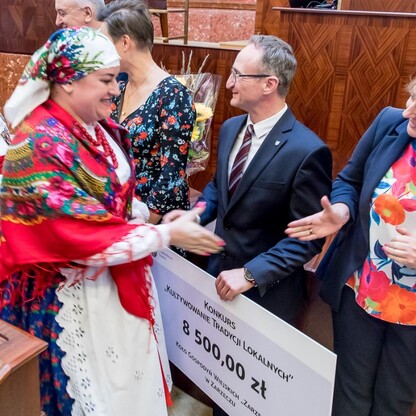 Wręczone czeki dla Kół Gospodyń Wiejskich. fot. Tomasz Żak / UMWS