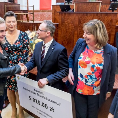Wręczone czeki dla Kół Gospodyń Wiejskich. fot. Tomasz Żak / UMWS