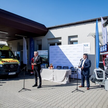 Podpisanie umowy w stacji pogotowia ratunkowego w Jaworznie. fot. Tomasz Żak / UMWS