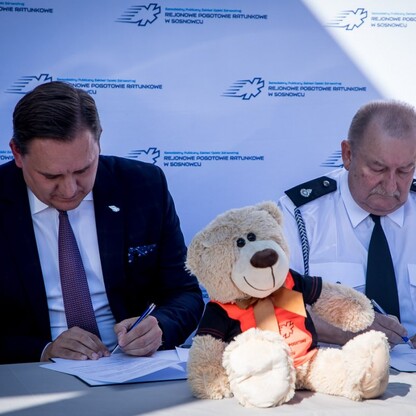 Podpisanie umowy w stacji pogotowia ratunkowego w Jaworznie. fot. Tomasz Żak / UMWS