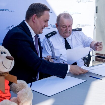 Podpisanie umowy w stacji pogotowia ratunkowego w Jaworznie. fot. Tomasz Żak / UMWS