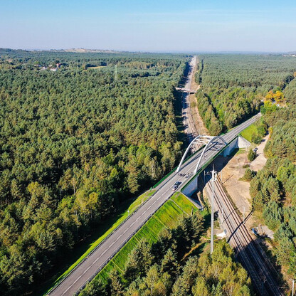 Wiadukt nad torami w ciągu DW792 w miejscowości Hucisko. fot. Maciej Dziąbek / UMWS