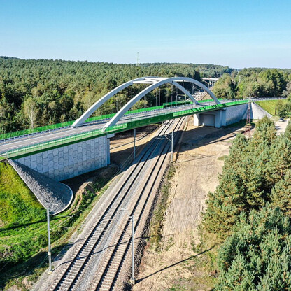 Wiadukt nad torami w ciągu DW792 w miejscowości Hucisko. fot. Maciej Dziąbek / UMWS