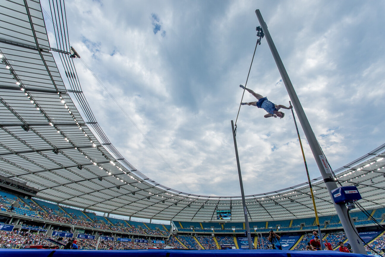Stadion Śląski, miejsce gali Diamentowej Ligi, pełen widzów, gotowy do prestiżowego wydarzenia sportowego. (wygenerowano przez AI)