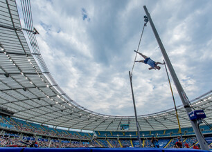 Stadion Śląski, miejsce gali Diamentowej Ligi, pełen widzów, gotowy do prestiżowego wydarzenia sportowego. (wygenerowano przez AI)