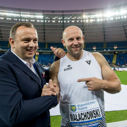Na Diamentowej Licy 2023 w Katowicach, Małachowski z Silesią świętuje sukces na stadionie Śląskim. (wygenerowano przez AI)
