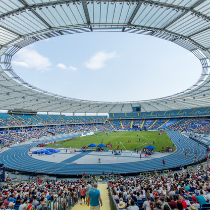 Stadion Śląski, miejsce gali Diamentowej Ligi, pełen widzów, gotowy do prestiżowego wydarzenia sportowego. (wygenerowano przez AI)
