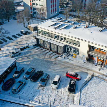 Modernizowana stacja Wojewódzkiego Pogotowia Ratunkowego w Tychach, kosztująca 4,6 mln zł. (wygenerowano przez AI)