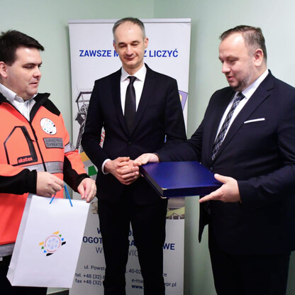Wojewódzkie Pogotowie Ratunkowe w Tychach: Oficjalne uroczyste przekazanie nowej stacji ratownikom i władzom lokalnym. (wygenerowano przez AI)