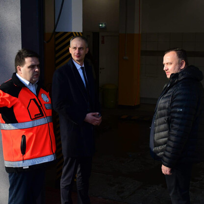 Wojewódzkie Pogotowie Ratunkowe w Tychach: modernizacja i otwarcie nowego obiektu. (wygenerowano przez AI)