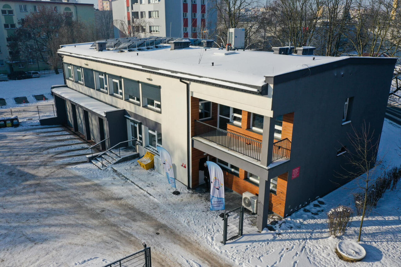 Modernizowana stacja Wojewódzkiego Pogotowia Ratunkowego w Tychach, kosztująca 4,6 mln zł. (wygenerowano przez AI)