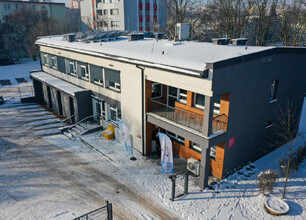 Modernizowana stacja Wojewódzkiego Pogotowia Ratunkowego w Tychach, kosztująca 4,6 mln zł. (wygenerowano przez AI)