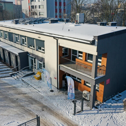 Nowo modernizowana stacja Wojewódzkiego Pogotowia Ratunkowego w Tychach, kosztującą ponad 4,6 mln zł. (wygenerowano przez AI)