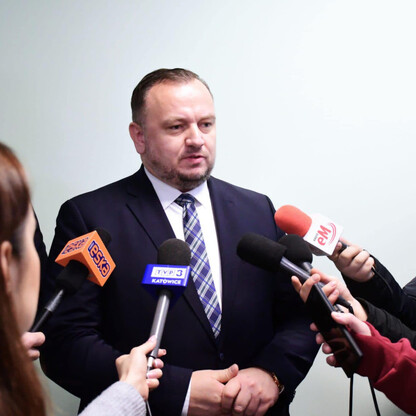 Wojewódzkie Pogotowie Ratunkowe w Tychach podczas konferencji prasowej. (wygenerowano przez AI)