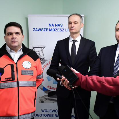 Wojewódzkie Pogotowie Ratunkowe w Tychach, modernizacja kosztująca 4,6 mln zł, z udziałem lokalnych władz. (wygenerowano przez AI)