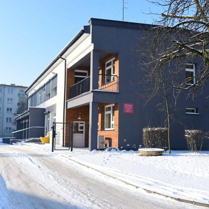 Modernizowana stacja Wojewódzkiego Pogotowia Ratunkowego w Tychach, kosztująca 4,6 mln zł. (wygenerowano przez AI)