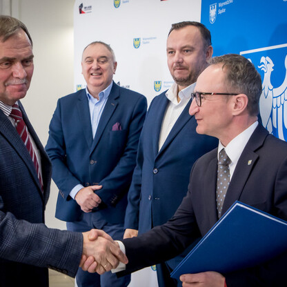 Grzegorz Boski, Wicemarszałek Województwa Śląskiego, wręcza umowy LGD z Silesia. (wygenerowano przez AI)