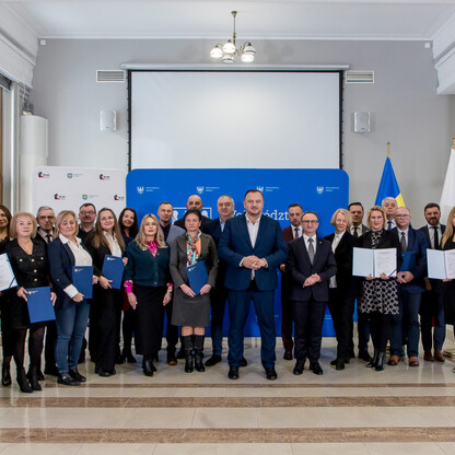 Grzegorz Boski, wicemarszałek województwa śląskiego, wraz z przedstawicielami LGD odbiera fundusze unijne podczas uroczystej ceremonii. (wygenerowano przez AI)