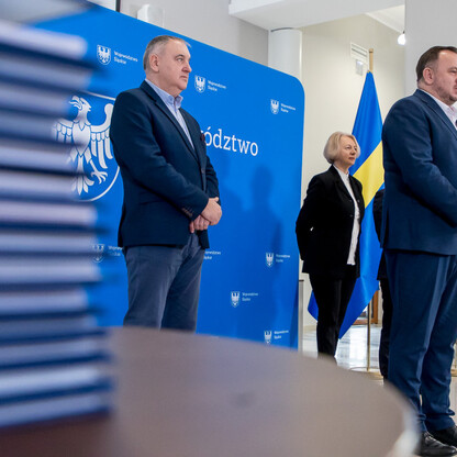 Przedstawiciele LGD z Silesia otrzymują fundusze unijne. (wygenerowano przez AI)