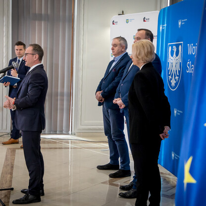 Wicemarszałek Grzegorz Boski i marszałek Jakub Chełstowski wręczają umowy LGD z Silesia. (wygenerowano przez AI)