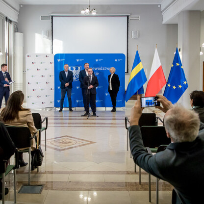 Grzegorz Boski, Wicemarszałek Województwa Śląskiego, przyjmuje umowy finansowe dla LGD z Silesia. (wygenerowano przez AI)