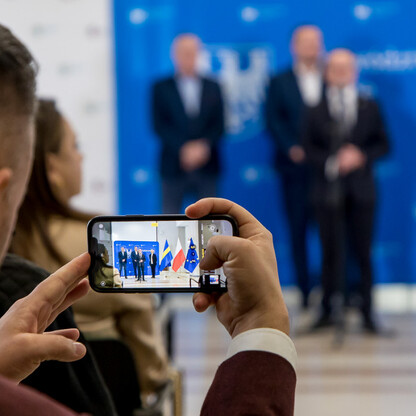 Fotografia przedstawia uroczyste wręczenie umów dla przedstawicieli LGD w ramach funduszy unijnych na rozwój wiejskich obszarów województwa śląskiego. (wygenerowano przez AI)
